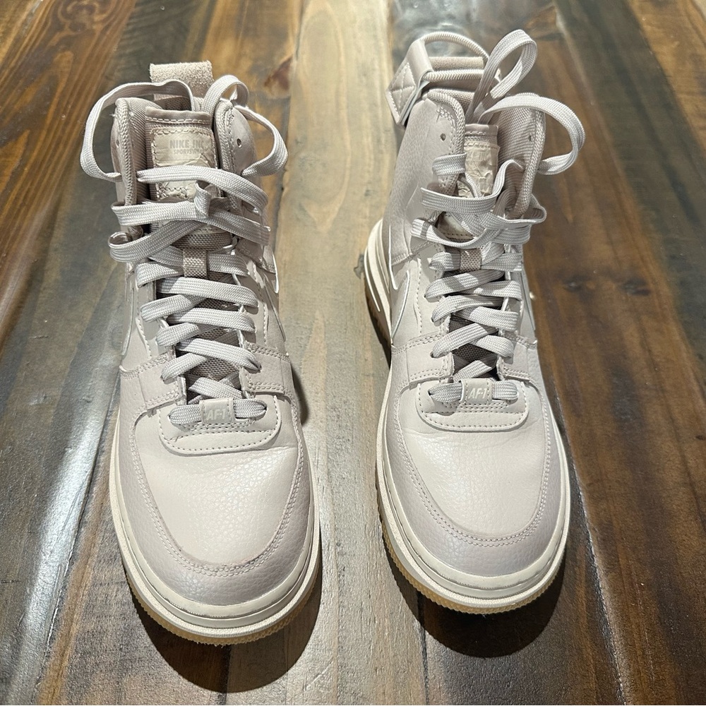 Nike Air Force 1 Hi (W AF1 HI UT 2.0) 
In great condition like new.